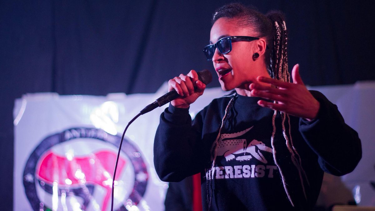 AntifaInfoBlatt's tweet photo. Rapmusik: Kunstform von unten in politischer Tradition

Der Ursprung der Hip-Hop-Kultur gerät zwischen Werbekampagnen, Platinplatten &amp; Tik-Tok-Hypes häufig in Vergessenheit.

➔ https://t.co/o7hE4kUI1F

Text: @alex__barbian
Bild: @StarrLPS
📷: Ángel Cuesta Lorenzo (CCBY-NC-SA2.0) https://t.co/hrp4GZIzH9