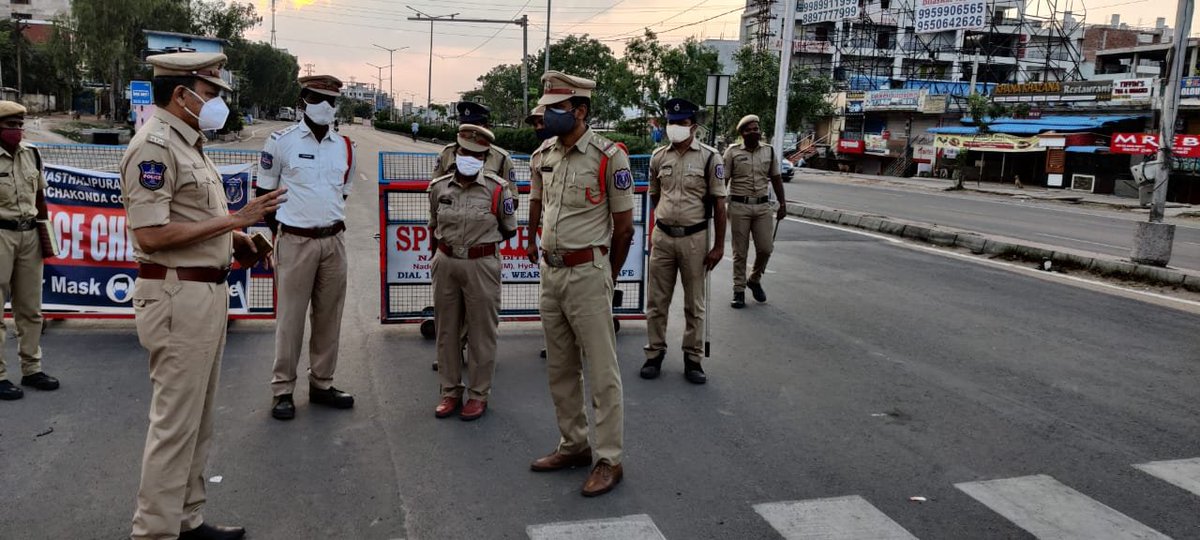 MalkajgiriCop's tweet photo. In view of #LockDownInTelangana, #DCP_Crimes Sri. P.Yadagiri visited various #Checkposts in the limits of #LBNagar_Zone supervised enforcement of lockdown and given instructions to staff. 
#WearAMask #SocialDistancing #StayHomeStaySafe 
#CooperateWithYourPolice
#Unite2FightCorona https://t.co/xiHYrX87Ga