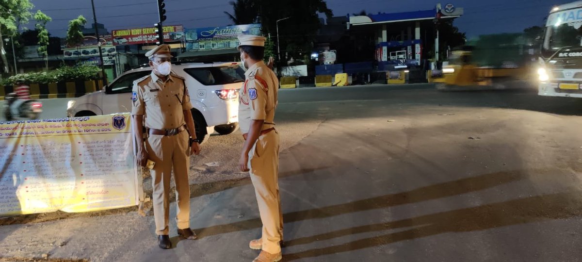 MalkajgiriCop's tweet photo. In view of #LockDownInTelangana, #DCP_Crimes Sri. P.Yadagiri visited various #Checkposts in the limits of #LBNagar_Zone supervised enforcement of lockdown and given instructions to staff. 
#WearAMask #SocialDistancing #StayHomeStaySafe 
#CooperateWithYourPolice
#Unite2FightCorona https://t.co/xiHYrX87Ga