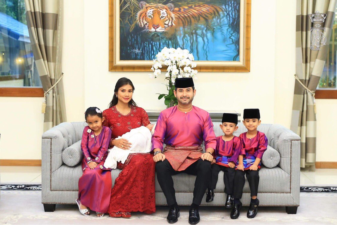 HRHJohorII's tweet photo. Saya dan keluarga ingin mengambil peluang ini untuk mengucapkan Selamat Hari Raya Aidilfitri 1442H kepada seluruh umat Islam di mana sahaja anda berada.

Semoga kehadiran Syawal ini membawa keberkatan kepada kita semua. https://t.co/riliQWqbmc