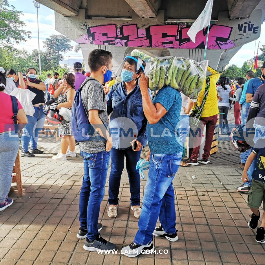 alertaneiva's tweet photo. #ParoNacional12M| Masiva presencia de #Neivanos en la jornada del #MercadoCampesino que se desarrolla desde las 6:00 am hasta las 12:00 M, en la plaza da la resistencia o puente el Tizón. https://t.co/wsd4VkZVHo
