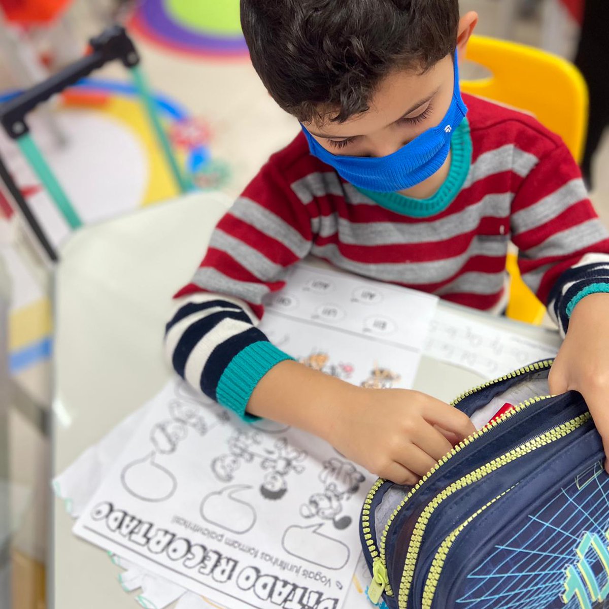 EAR_Eagles's tweet photo. Pre-K 4 A is working on how to connect the vowels in Portuguese class. 
🅰️✏️🦅
#EAR4ever #TogetherEverywhere #americanschoolofrecife #learning #integrity #community #americanschool #escolaamericana #portugueseclass #languagelearning #studentliteracy https://t.co/q6NPhHmreL
