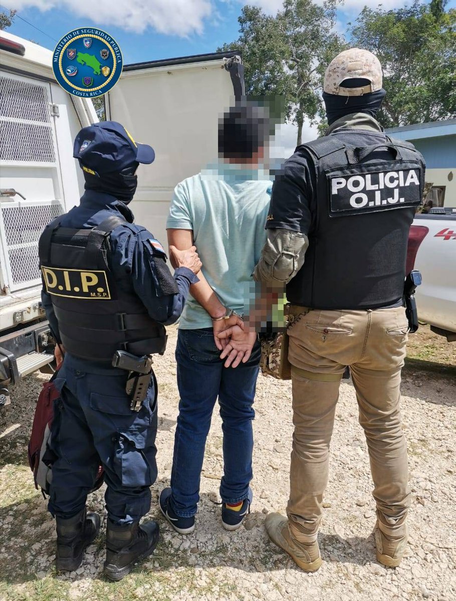 fuerzapublicaCR's tweet photo. #Sabalito de #CotoBrus oficiales de la Dirección de Inteligencia Policial de la #FuerzaPublicaCR junto con @oij_Organismo aprehendieron ayer a dos sospechosos por venta de drogas. Fueron remitidos con la evidencia a las @FiscaliaCR
#SomosUnaSolaFuerza https://t.co/eum7Veh3Xj