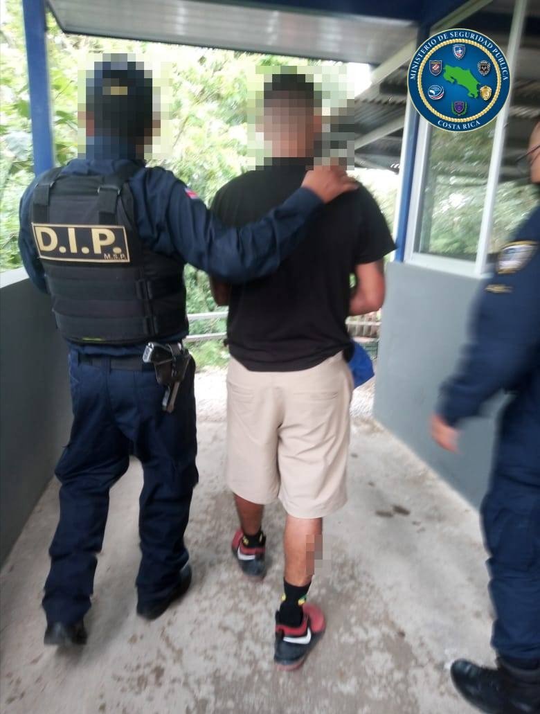fuerzapublicaCR's tweet photo. #Sabalito de #CotoBrus oficiales de la Dirección de Inteligencia Policial de la #FuerzaPublicaCR junto con @oij_Organismo aprehendieron ayer a dos sospechosos por venta de drogas. Fueron remitidos con la evidencia a las @FiscaliaCR
#SomosUnaSolaFuerza https://t.co/eum7Veh3Xj