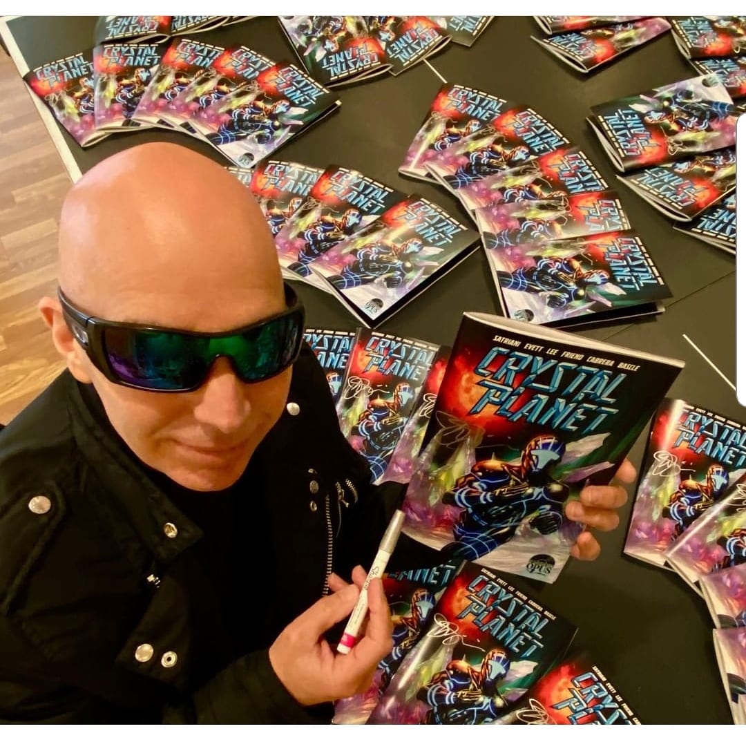 Joe Satriani signing copies of Crystal Planet #1.  Very cool to not only see him with the actual comic but signing so many! @chickenfootjoe @IncendiumOnline @HeavyMetalInk I've been a Satriani fan since I was a teenager. #surfingwiththealien