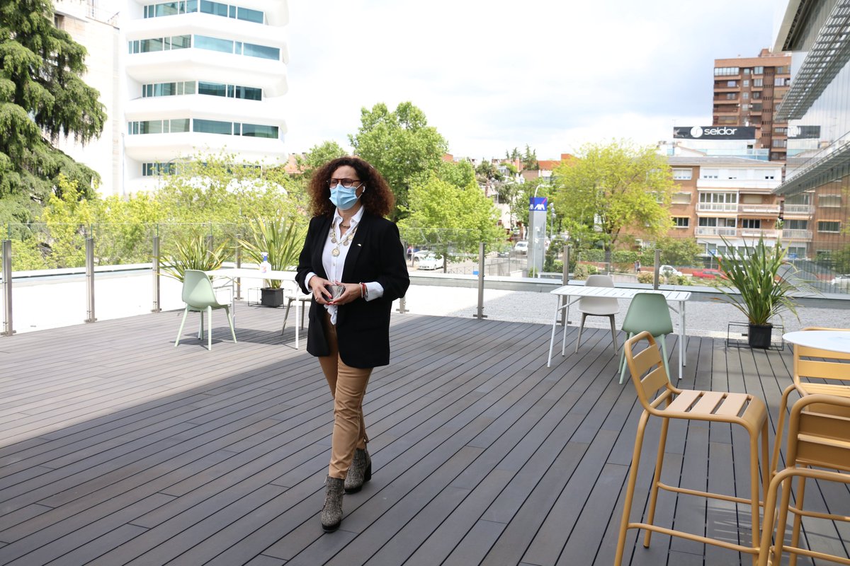 En #AXA aprovechamos las reuniones informales para caminar y mantenernos activos, contribuyendo así a mejorar nuestra forma física. Yo ya me he unido al reto #AXAWalkandTalk, y vosotros, <a href="/CarmenPolo14/">Carmen Polo</a> y <a href="/oskarpaz/">Oscar Paz</a>, ¿os animáis a caminar?