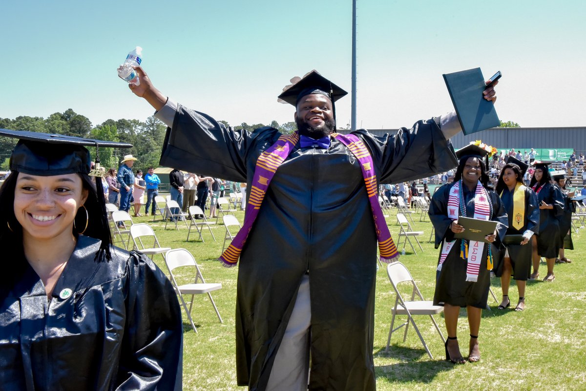 UAMonticello's tweet photo. Some of our favorite shots of UAM Commencement are celebratory shots like these! See if you recognize anyone in our Facebook album here: https://t.co/Wct7Tuggvf #ArkansasHigherEd #Commencement #Graduation @TriSigmaUAM @trisigma @dstinc1913 @officialOPPF #WeevilsUnite #UnitedByUAM https://t.co/f7KC4am5bJ