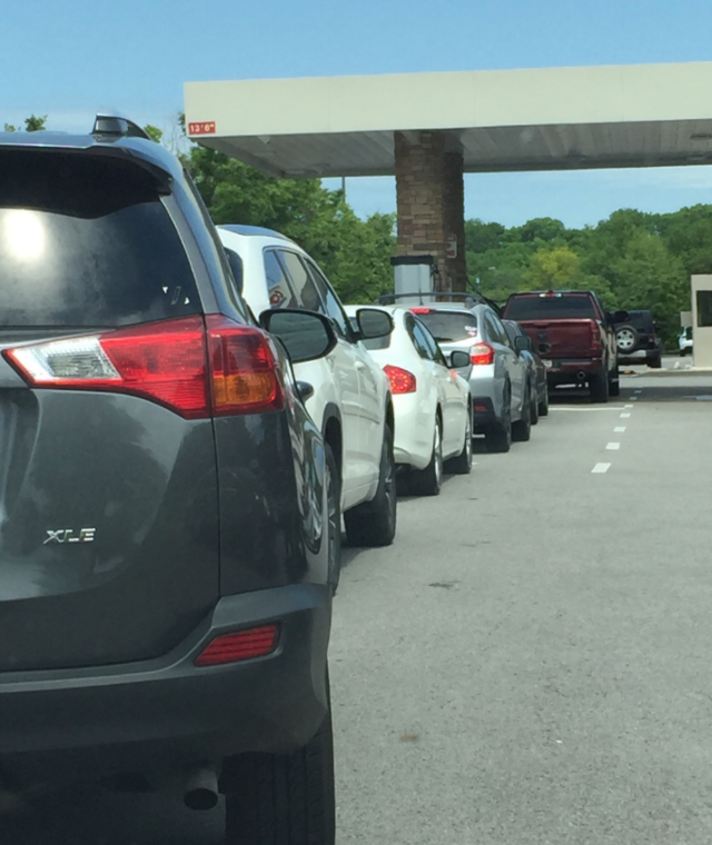 rpkampuchea's tweet photo. #EEUU Ciudadanos del sureste del país hacen hasta 5 horas de cola para poner gasolina a sus vehículos. ¿La razón? El ataque informático a 1 de los oleoductos + importantes de la nación. #People #Wait #FiveHours #FillUp #GasShortages https://t.co/UoeLlSQUEm