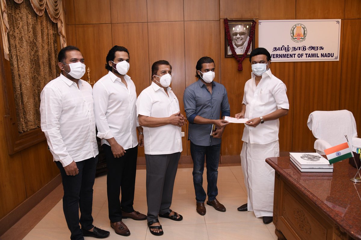 rajsekarpandian's tweet photo. At the CMO today while #ActorSivakumar ⁦@Suriya_offl⁩ ⁦@Karthi_Offl⁩ handed over the Chq for 1Cr to Hon’ble Chief Minister ⁦@mkstalin⁩  #TNCMReliefFund 🙏🏼💐 https://t.co/7mNlIiIBJF