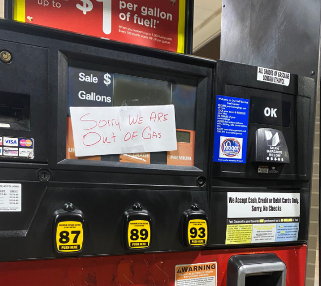 rpkampuchea's tweet photo. #EEUU Ciudadanos del sureste del país hacen hasta 5 horas de cola para poner gasolina a sus vehículos. ¿La razón? El ataque informático a 1 de los oleoductos + importantes de la nación. #People #Wait #FiveHours #FillUp #GasShortages https://t.co/UoeLlSQUEm