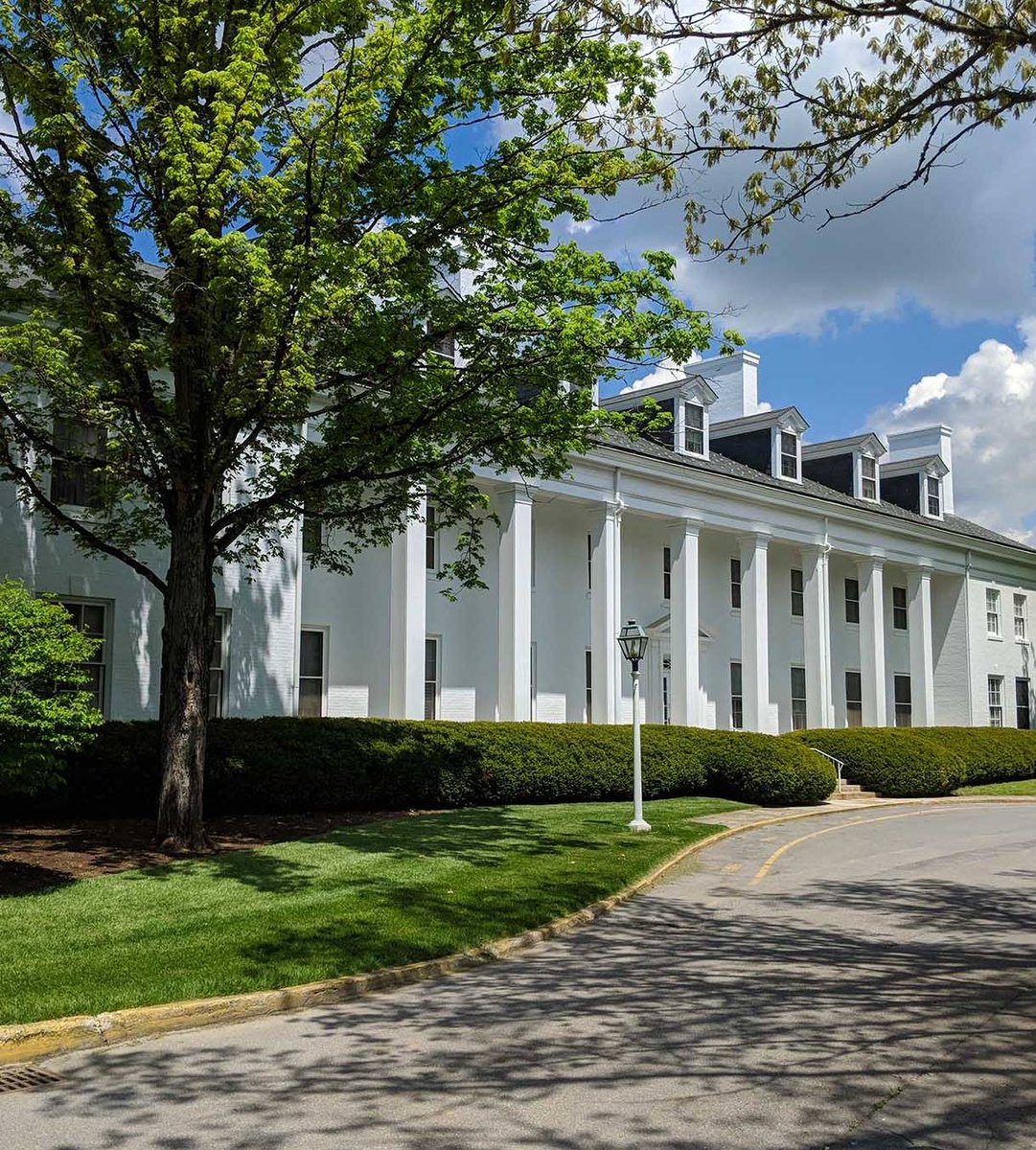 GbrSportingClub's tweet photo. Part of Greenbrier Living is having access to premier health care - from the remediation of a problem to formulating a plan for a new health objective, or simply receiving reassurance on an existing lifestyle plan.

#GreenbrierLiving #ExecutiveHealth

https://t.co/J2cN1wndav https://t.co/TJojCGtzX6