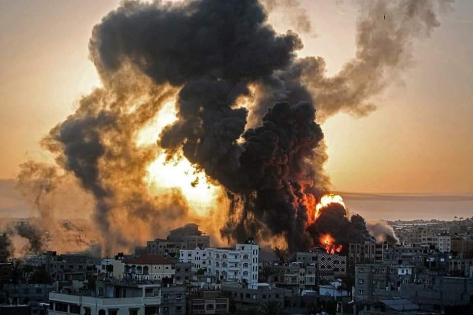ArwaAbu3's tweet photo. The Israeli attack on Gaza, using phosphorous bombs.
 These bombs are banned around the world and are considered an international war crime.  
The European Union, human rights organizations and the United Nations have proven how weak their power is to the world
#GazaUnderAttack https://t.co/tzO6WcXo8O