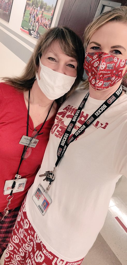 Steph15_D's tweet photo. Happy Nurses Day to our @MHS9th Nurse Bright! Celebrating her with a surprise scrubs dress up day! #M9bettertogether #M9stars @MHS9th https://t.co/S7yVUT8bmL