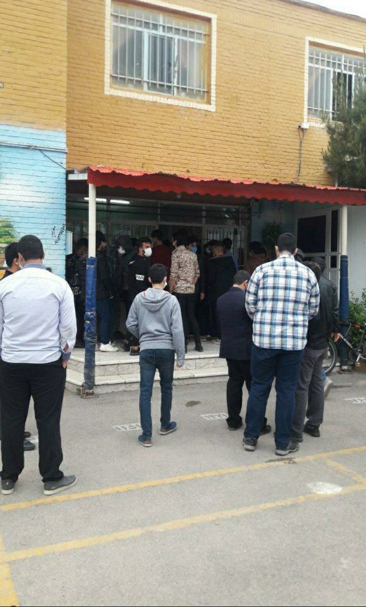 k_anekik_en's tweet photo. کی بود که گفت شیوه نامه های بهداشتی رعایت میشه؟
#تعویق_امتحانات_نهایی_تاشرایط_ایمن
#سلامت_دانش_آموزان_نهایی
#نه_به_تبعیض_در_نظام_آموزشی https://t.co/JBKJO9eXWs