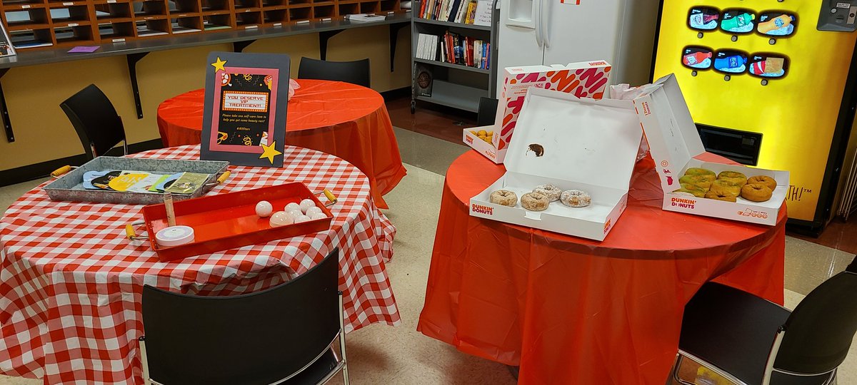 MHS9LIBRARY's tweet photo. Love feeling like a 🌟 today with donuts and caffeine for Teacher Appreciation Week here @MHS9th! #M9bettertogether #M9stars https://t.co/0C8WPBtGtH