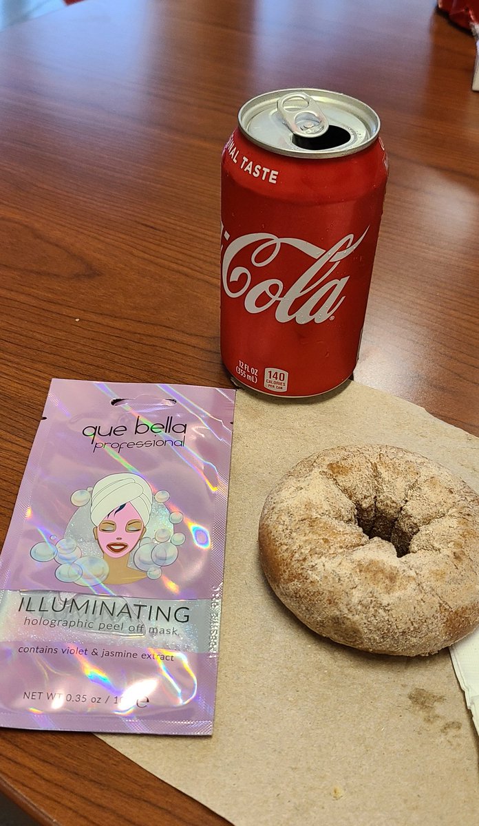 MHS9LIBRARY's tweet photo. Love feeling like a 🌟 today with donuts and caffeine for Teacher Appreciation Week here @MHS9th! #M9bettertogether #M9stars https://t.co/0C8WPBtGtH