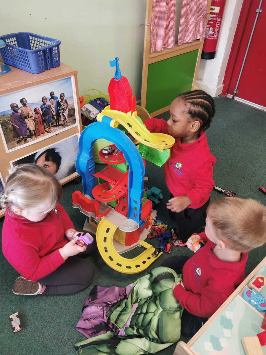brighterbunnies's tweet photo. A lovely day full of #creativeplay #usingourimaginations #takingturns #beingkindfriends ❤️❤️💜#EYFS https://t.co/RIkB48sDsR