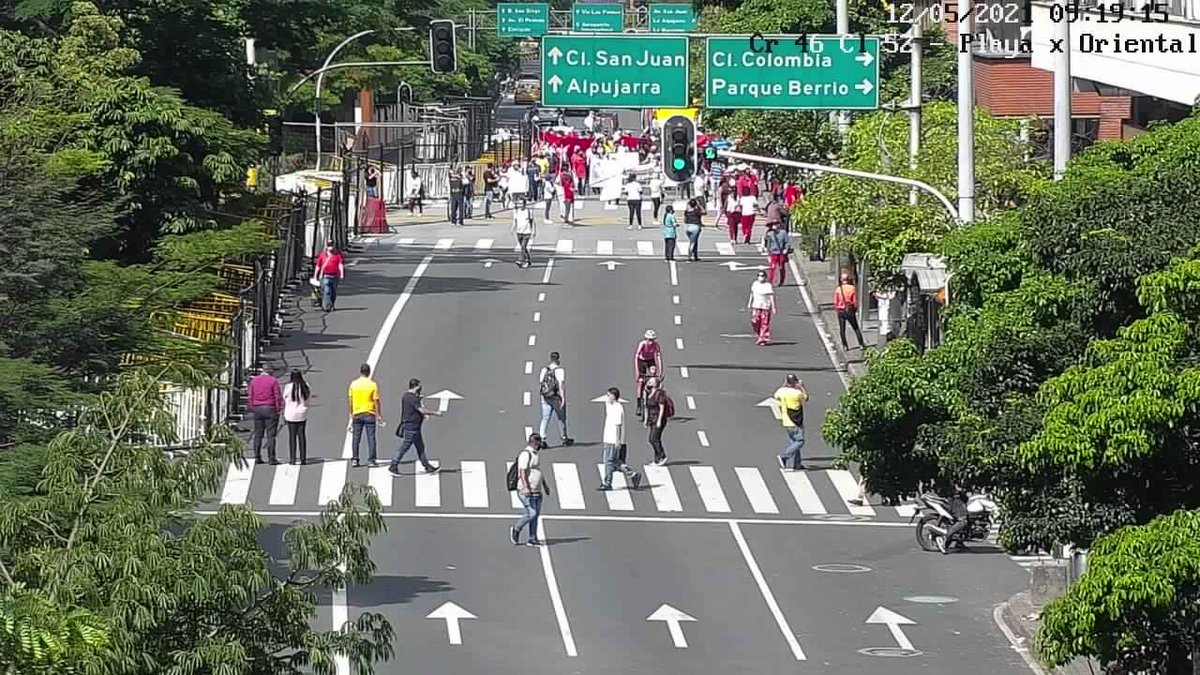Guardianes_Ant's tweet photo. #Reporte | Movimiento de ciudadanos a esta hora zona centro, Av oriental.
#ProtestaEnPaz https://t.co/f8SHo0oiEM
