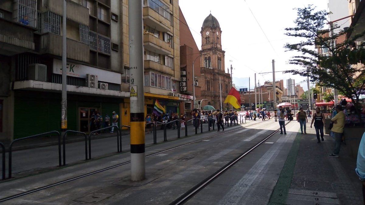Guardianes_Ant's tweet photo. #Reporte | Movimiento de ciudadanos a esta hora zona centro, Av oriental.
#ProtestaEnPaz https://t.co/f8SHo0oiEM