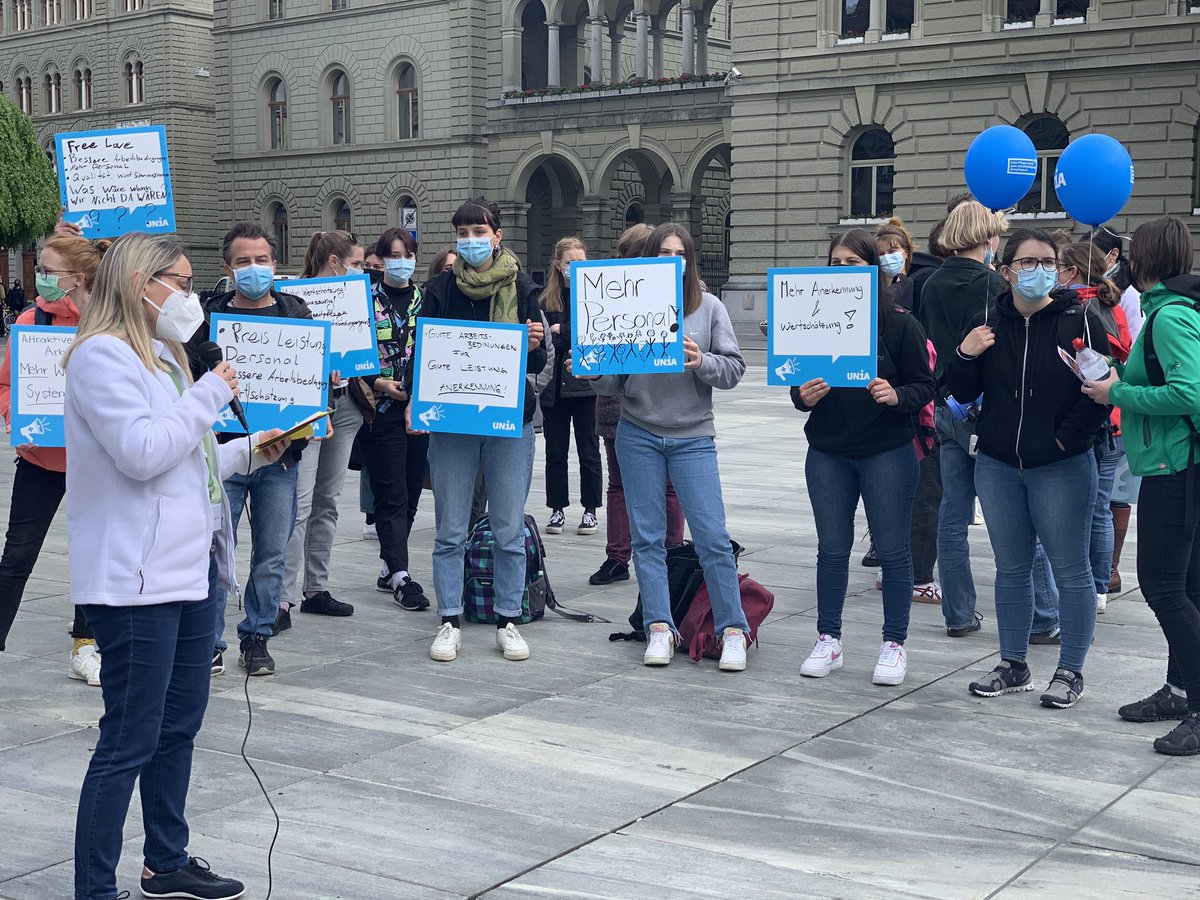 ArbeitskrampfB's tweet photo. Kundgebung und Reden vor dem Bundeshaus in Bern, anlässlich des Tags der Pflege. Auch in vielen anderen Schweizer Städten kam es heute zu Protestaktionen, um die Zustände anzuprangern. #bern #pflege #tagderpflege https://t.co/dCvwqRGhgI