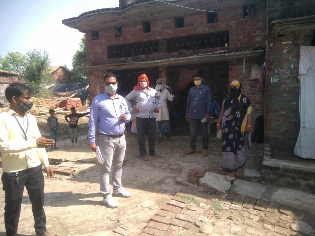 ग्राम पंचायत-परसाखाल में आर. आर .टी. टीम की गांव में कोरोना चेक करते हुए एवं गांव में सहायक विकास अधिकारी (पं.)व ग्राम पंचायत अधिकारी  के उपस्थित में ,रेखा देवी,प्रमोद कुमार, सूर्यवंश मौर्या दवा का छिड़काव करते हुए <a href="/dmbas_/">DM Basti</a> <a href="/CMOfficeUP/">CM Office, GoUP</a> <a href="/BastiCdo/">Swachh Basti</a> <a href="/Bhupendraupbjp/">Bhupendra Singh Chaudhary</a> @sbmgup @uppanchaya