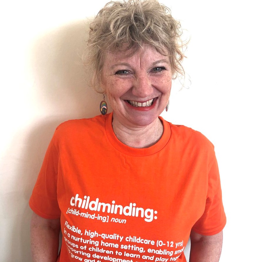 ScotChildmind's tweet photo. Oh look! Here's Elizabeth Kilbey and Suzanne Zeedyk from @suzannezeedyk supporting childminders in Scotland, and giving a huge #CheerforChildminding🤩

#ChangingTheNarrative #WhatColourWillYoursBe #TeamSCMA #CheerforChildminding https://t.co/aWATfziLEk