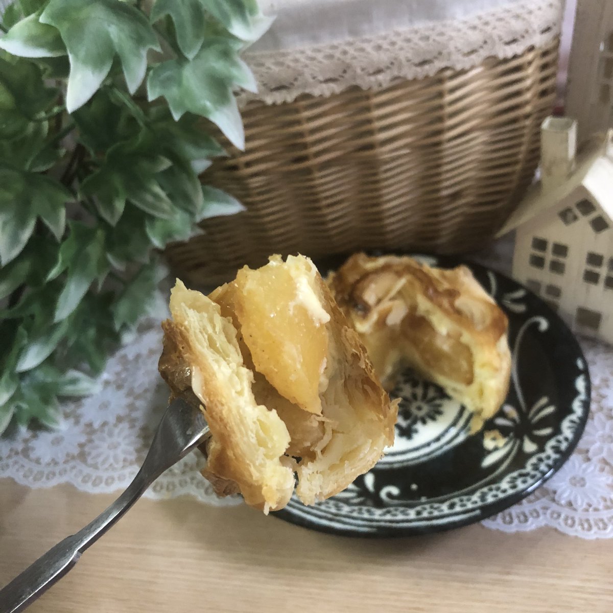 LAW_f0916's tweet photo. 【陽まるアップルパイ (¥270)】

ふじりんごがたっぷり1/2個も入った
量も食感も食べ応え抜群のアップルパイ🍎⭐️
シナモン感が少ないから、
シナモンが苦手な人でも食べやすい1品だがす！🐭
甘さと爽やかな酸味が相まって美味しかっただがす〜✨

#LTF狭山上広瀬店 #ウチカフェスペシャリテ
#ローソン https://t.co/MzvuhxaKfE