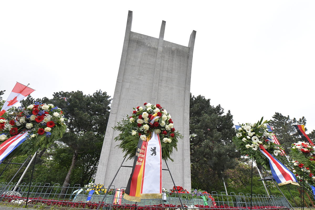 AmbCanAllemagne's tweet photo. En ce 12 mai 2021, soixante-douze ans jour pour jour après la fin du #BlocusDeBerlin, nous nous souvenons avec fierté de la contribution d’aviateurs canadiens à l’une des plus importantes missions de ravitaillement de l’histoire. #BerlinAirlift https://t.co/tC5QK0nmxX