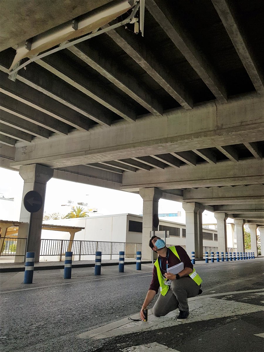 Uno de nuestros compañeros del Aeropuerto de Málaga realizando un estudio de gálibos del puente para la implantación de nueva señalización.

#travel #aeropuertos #ingeniería #equipo