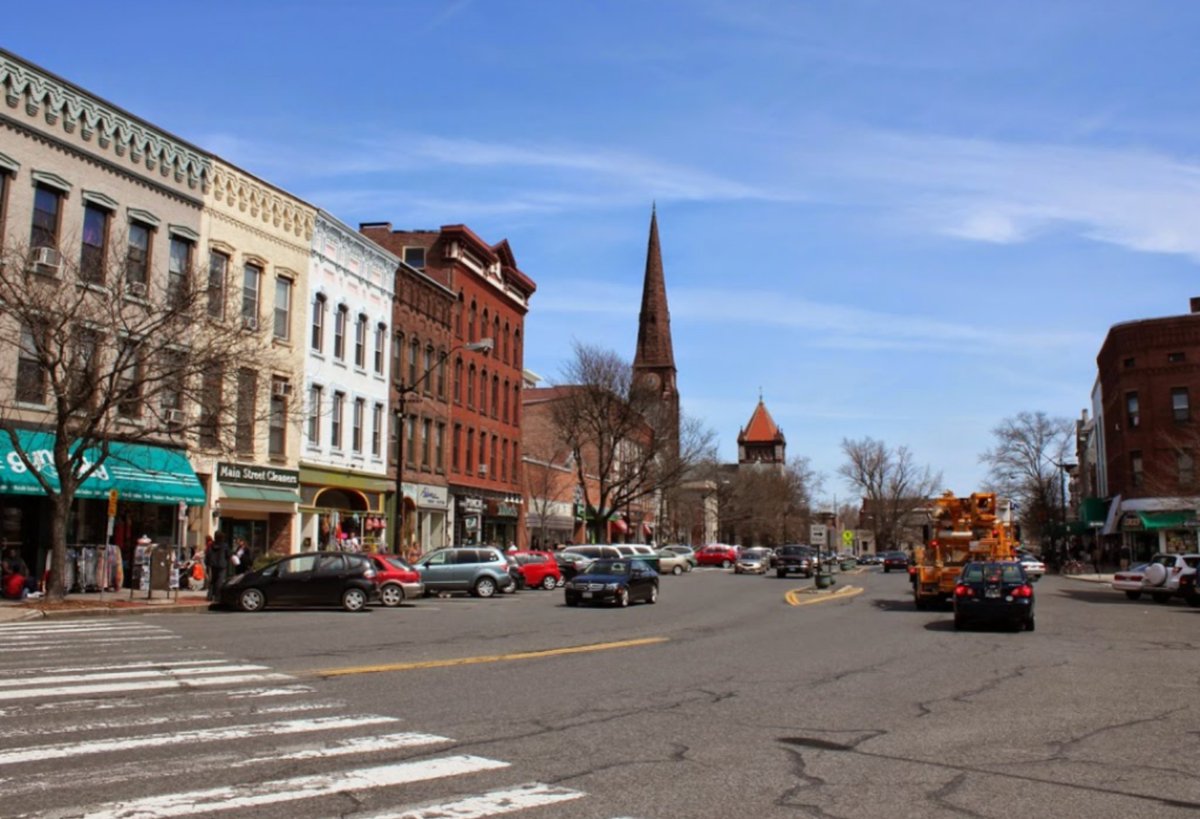 Calling all folks who live, work, or play in Northampton. The City of <a href="/NorthamptonMA/">City of Northampton</a> is conducting a survey on ways to make Main St. safer and #climate ready. We want to see less space for cars and more space for people - can we go further on Alt. 3?  survey.alchemer.com/s3/6294580/Pic…