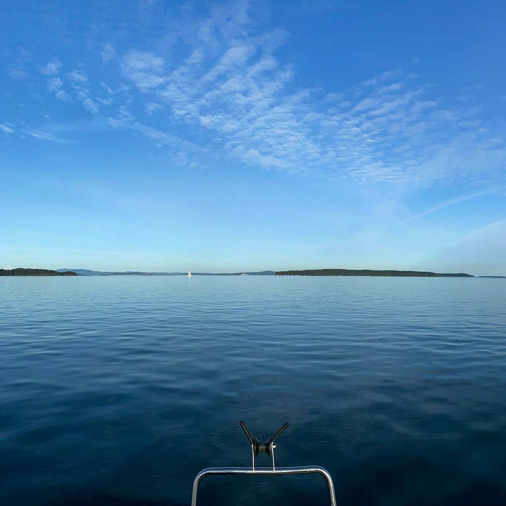 ItsChrisElder's tweet photo. No wind to sail? No problem. Engage float mode. https://t.co/HujZygkXA3 https://t.co/HUw3tThsur
