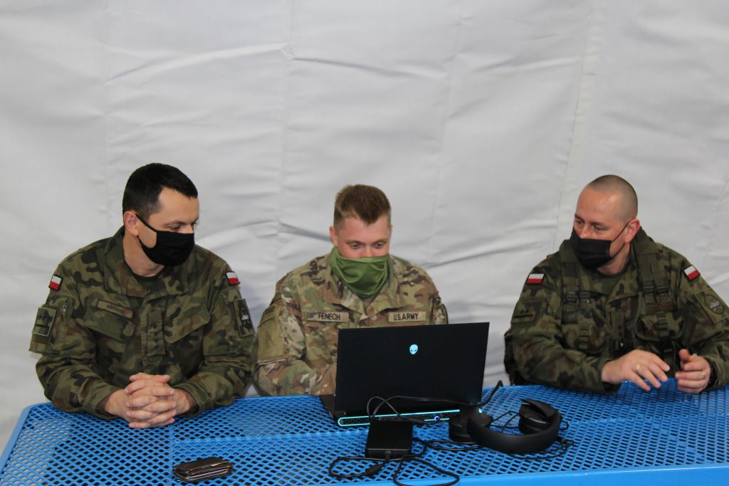 11LDKPanc's tweet image. Wirtualna lekcja języka angielskiego. W środę 12 maja br. żołnierze #CzarnaDywizja wraz z żołnierzami US Army #1ABCT przeprowadzili przy pomocy platformy kształcenia na odległość zajęcia z j. angielskiego z uczniami wybranych szkół z terenu województwa lubuskiego. 
#WojskoPolskie