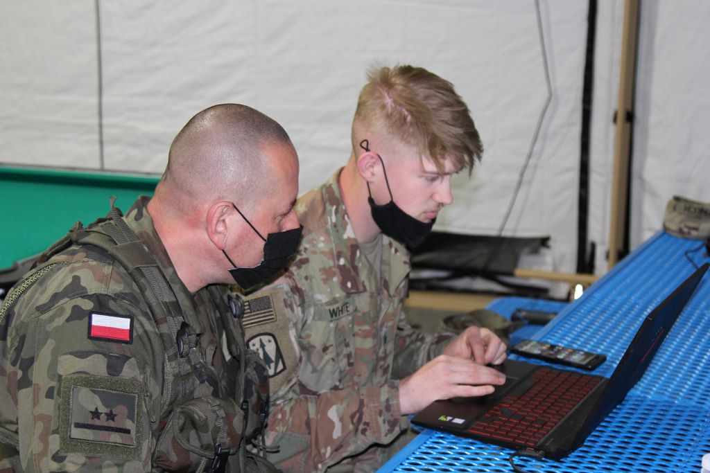 11LDKPanc's tweet image. Wirtualna lekcja języka angielskiego. W środę 12 maja br. żołnierze #CzarnaDywizja wraz z żołnierzami US Army #1ABCT przeprowadzili przy pomocy platformy kształcenia na odległość zajęcia z j. angielskiego z uczniami wybranych szkół z terenu województwa lubuskiego. 
#WojskoPolskie