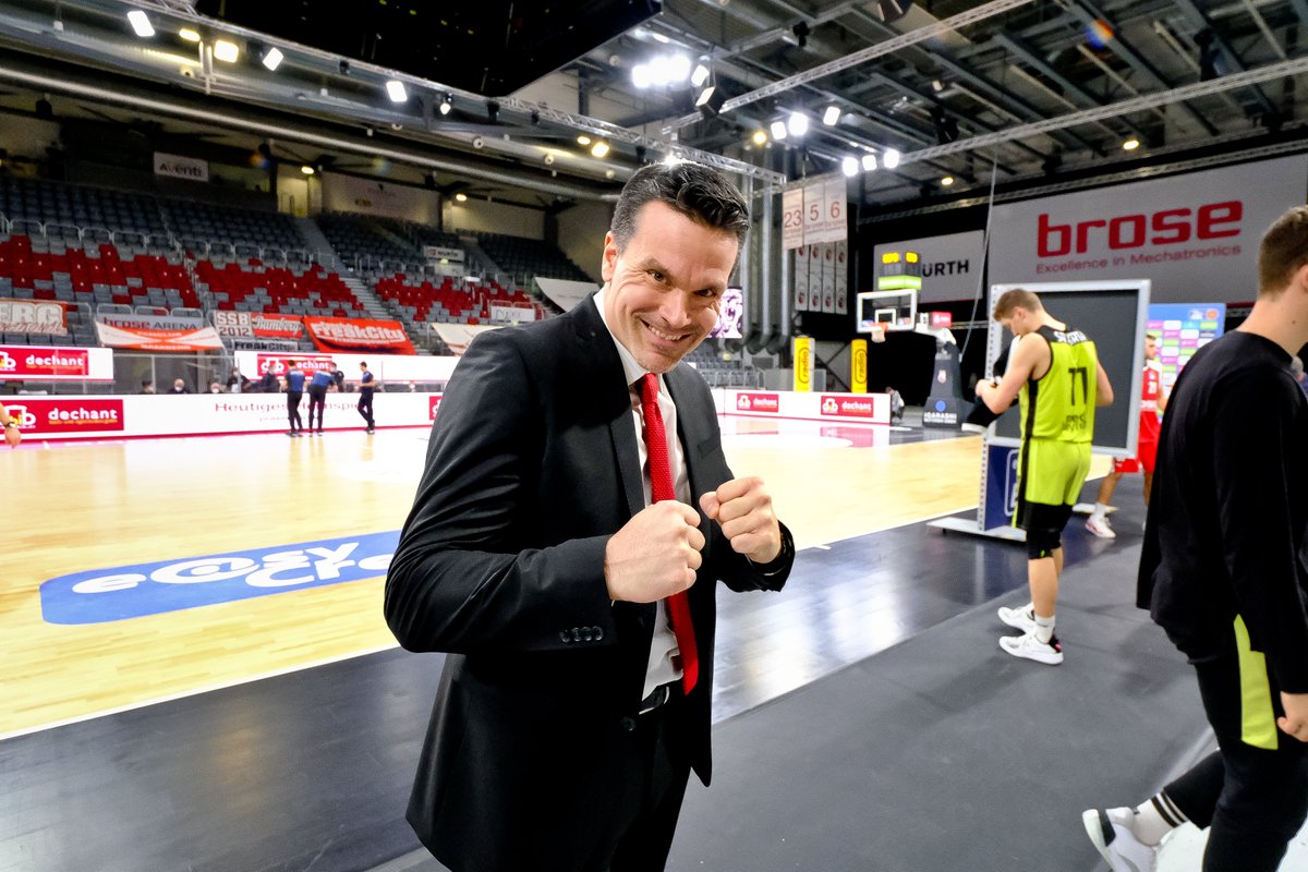 ❗️Raoul Korner verlängert bei <a href="/medibayreuth/">medi bayreuth</a> 

▶️ Der 47-Jährige gebürtige Österreicher bleibt auch nächste Saison der Head Coach der Oberfranken. In dieser besonderen Saison führte Korner seine Jungs schlussendlich mit einer Bilanz von 15-19 auf den 10. Platz

📸 <a href="/Ochsenfoto/">Ochsenfoto.de</a>