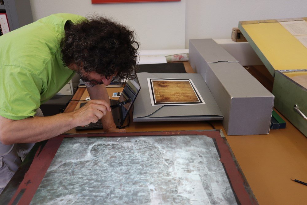 MilleaNick's tweet photo. Action from @bodleianlibs Map Room sees research progressing on our @LeverhulmeTrust "Understanding the Gough Map" project. Here collotypes created by @OxUniPress in 1958, and a @BodCons lightbox let @kellykilpatric7 investigate faded text via #DStretch. @GoughMap @BillShannon19 https://t.co/f55ze1WvJj