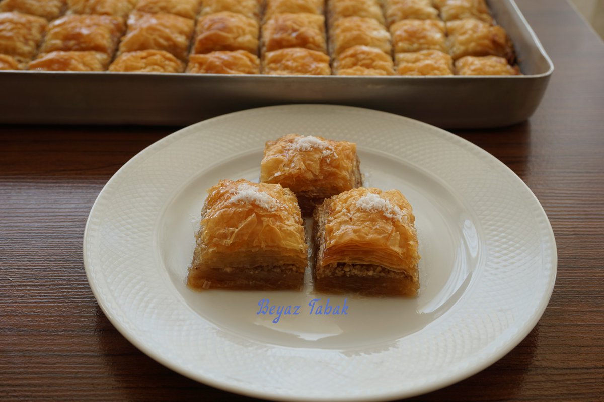 TabakBeyaz's tweet photo. Beyaz Tabak: BAKLAVA YAPIMI (HAZIR BAKLAVALIK YUFKADAN) https://t.co/1sFBy5hdXG 
Herkese merhaba🤗
Veee bizim de bayram baklavamız hazır.
Deneyenlere afiyet olsun.
#baklava #baklavatarifi #tatlı #yemektarifi #yemek https://t.co/zIHFwFutY9