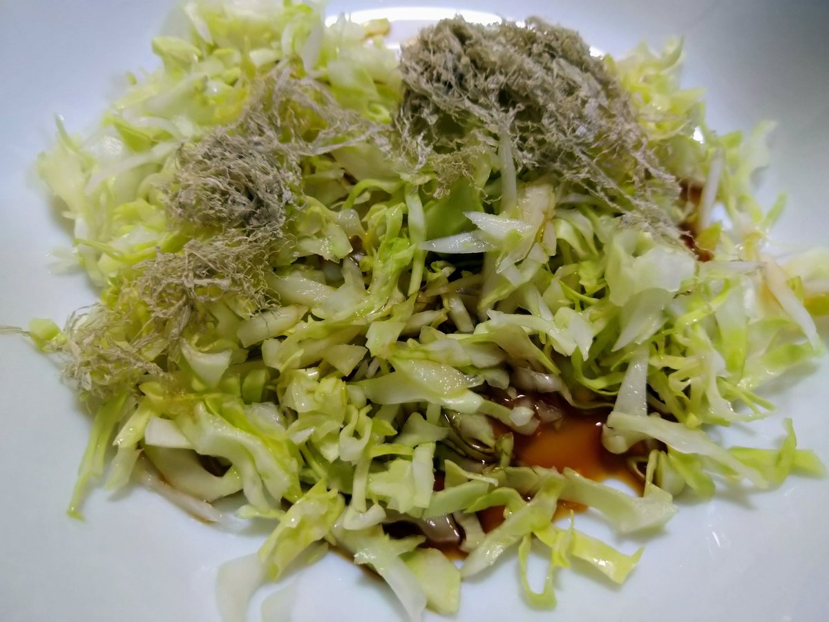 まいど憶良です على تويتر 今日のお夜食は キャベツの千切り 最近キャベツの千切りにハマってます 切る感覚が楽しいし 氷水で〆るとふわっとシャキシャキに仕上がります もっと もっと細く切りたい おくらです おうちごはん キャベツ 千切り キャベツ