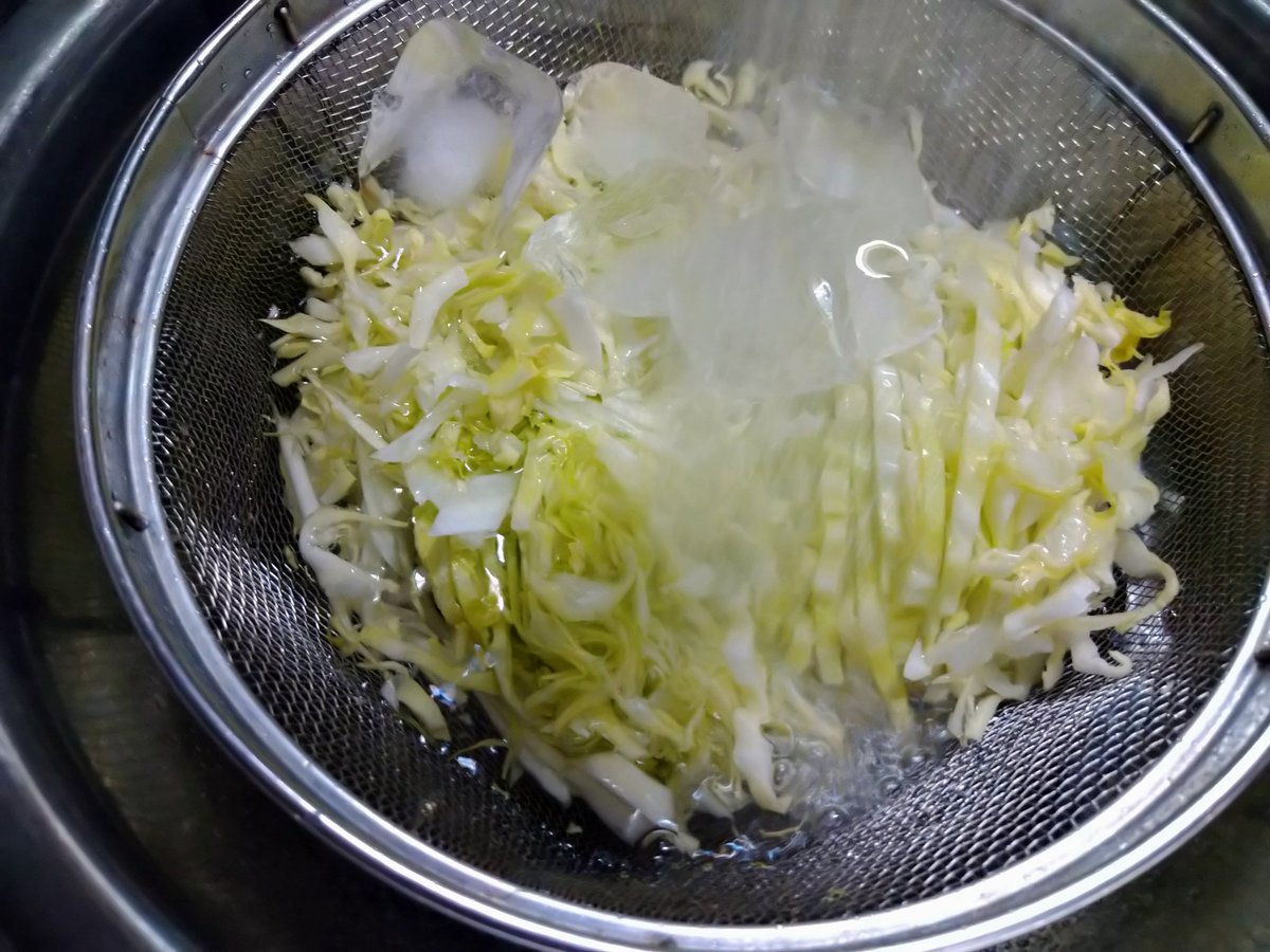まいど憶良です على تويتر 今日のお夜食は キャベツの千切り 最近キャベツの千切りにハマってます 切る感覚が楽しいし 氷水で〆るとふわっとシャキシャキに仕上がります もっと もっと細く切りたい おくらです おうちごはん キャベツ 千切り キャベツ