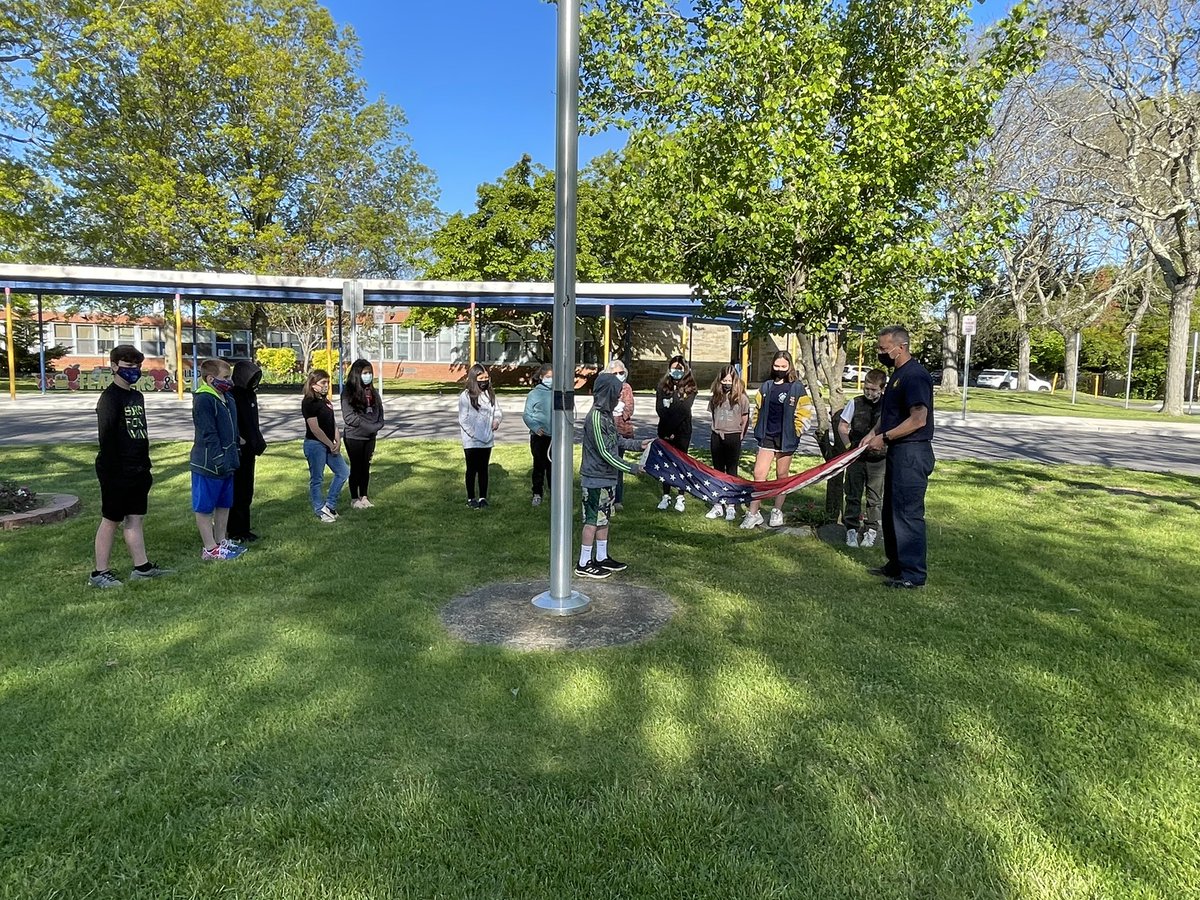 pulaski_road's tweet photo. Our wonderful custodian, Mr. Joe, teaching Miss Groelinger’s 5th grade class how to properly raise the flag and flag etiquette! 🇺🇸 https://t.co/xRXeg5Ox7Y