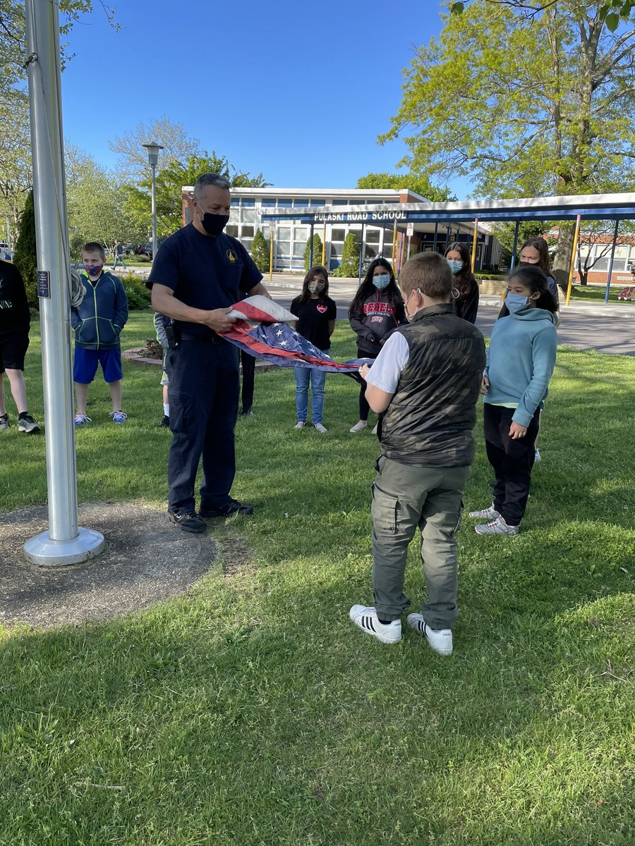 pulaski_road's tweet photo. Our wonderful custodian, Mr. Joe, teaching Miss Groelinger’s 5th grade class how to properly raise the flag and flag etiquette! 🇺🇸 https://t.co/xRXeg5Ox7Y