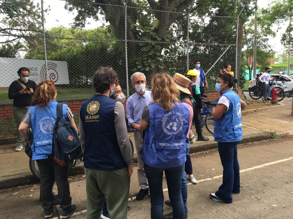 #AEstaHora El Presidente de la <a href="/ComisionVerdadC/">Comisión de la Verdad</a>, padre Francisco de Roux, junto a ONU Derechos Humanos <a href="/ONUHumanRights/">ONU Derechos Humanos Colombia</a>, <a href="/PGN_COL/">Procuraduría General de la Nación</a>,  Personería, <a href="/DefensoriaCol/">Defensoría del Pueblo</a>  <a href="/MAPPOEA/">MAPP/OEA</a>  y <a href="/MisionONUCol/">Misión de la ONU en Colombia</a> acompañamos y facilitamos la
Salida de #Cali de la Minga Indígena