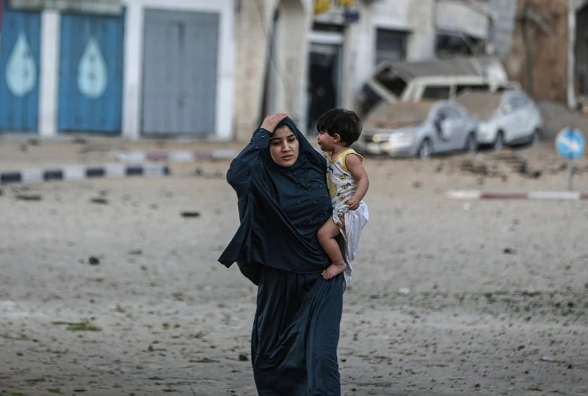misaa771994's tweet photo. The women of Gaza always wear prayer clothes in their homes, even if the house is bombed, or if she manages to survive, she is in her full veil! 💔 #GazaUnderAttack https://t.co/abZYT4qzr9