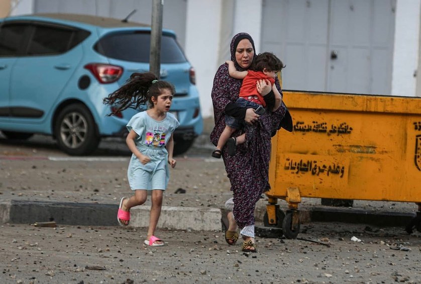 misaa771994's tweet photo. The women of Gaza always wear prayer clothes in their homes, even if the house is bombed, or if she manages to survive, she is in her full veil! 💔 #GazaUnderAttack https://t.co/abZYT4qzr9