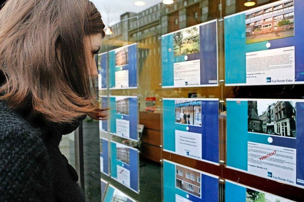 Huis kopen en verkopen: vaak tasten in het duister. Makelaar moet weer een beschermd beroep worden. NVM wil dat overheid ingrijpt om gesjoemel tegen te gaan buff.ly/3txqOJT