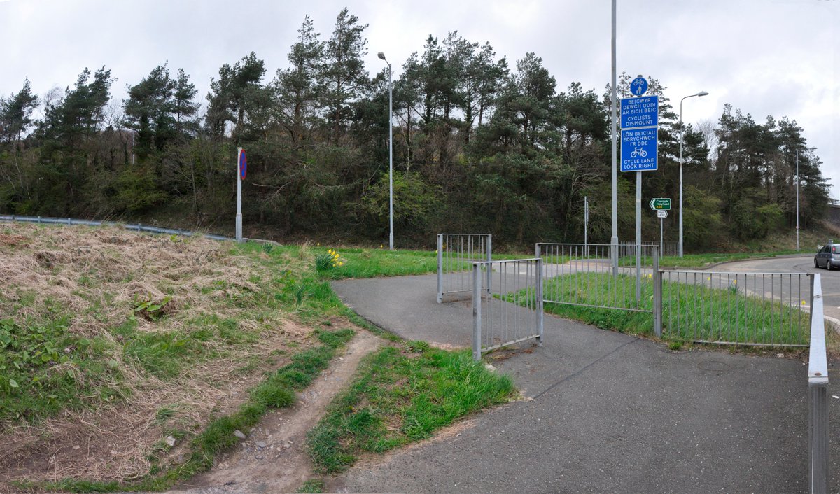 Steveandabike's tweet photo. @RantyHighwayman @BeyondBicycle People just go round the edges. https://t.co/o4WdAVasPb