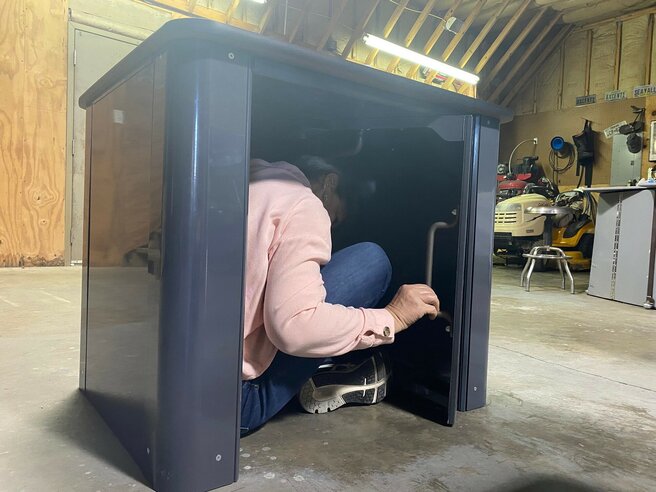 прячется под столом. парта от терроризма. хитрые вопросы по обж. The long dark как спать в снежном укрытии. ребенок прячется в шкафу.