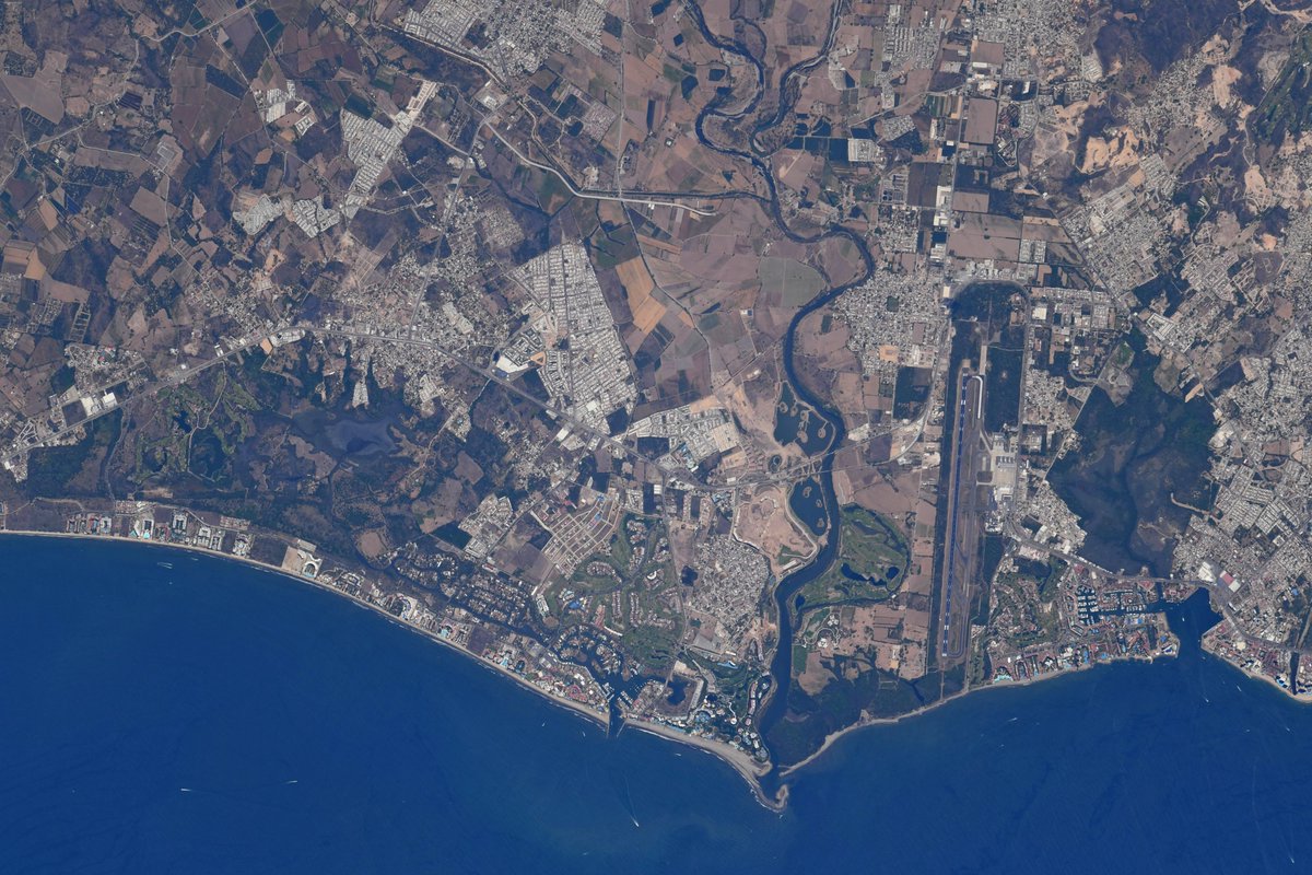 astro_kimbrough's tweet photo. Clear day in Puerto Vallarta! El Tigre Golf Club is just north of the airport. #GolfCoursesFromSpace #AirportsFromSpace https://t.co/IN0SH0azPC