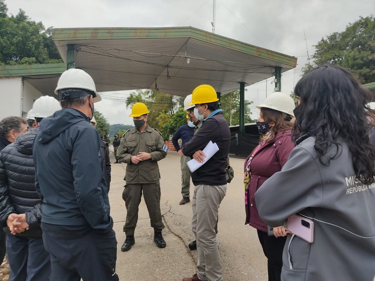 seguridad_salta's tweet photo. ▶️Trabajo integral de seguridad👮🚨👥 en el Paso Internacional de 📍Aguas Blancas
#MinSeguridad #GobiernoNacional #PolicíaSalta #GendarmeríaNacional #CVVSalta #SE911 #FronteraSegura #MonitoreoFrontera #TrabajoIntegral  #PasoInternacional #AguasBlancas

▶️https://t.co/zUyYyoP6xl https://t.co/34nRPQjFlk