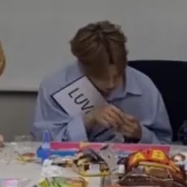 serimlatte's tweet photo. one of my fav luvitypaboselm moments!! he really refused to put down the sign and was holding on to it even when was making the bracelet and the blue part of the sign even turned white🥺 https://t.co/xvuraqV2j8