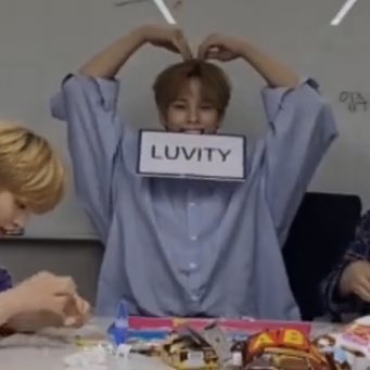 serimlatte's tweet photo. one of my fav luvitypaboselm moments!! he really refused to put down the sign and was holding on to it even when was making the bracelet and the blue part of the sign even turned white🥺 https://t.co/xvuraqV2j8
